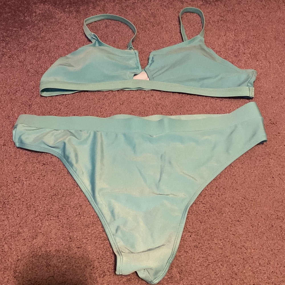 Bikini - Picture 2 of 7